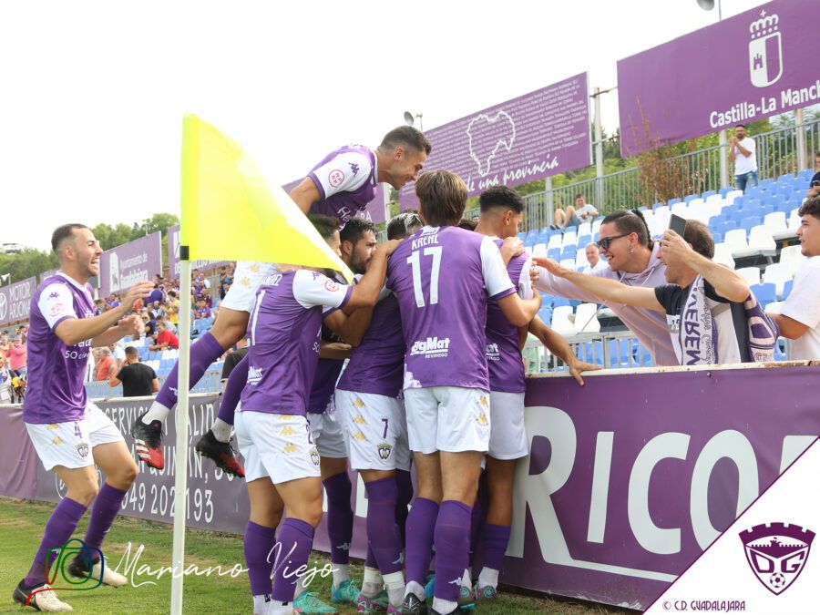 El Deportivo vence y convence en su debut liguero (2-0)