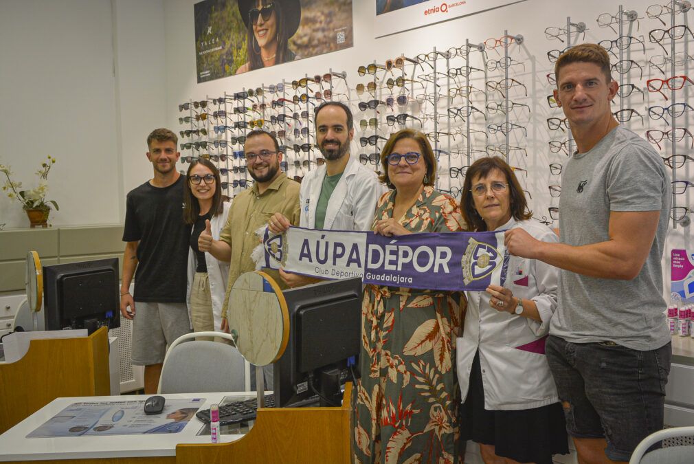 La plantilla masculina del C.D. Guadalajara se revisó la graduación gracias a Ópticas Muñoz